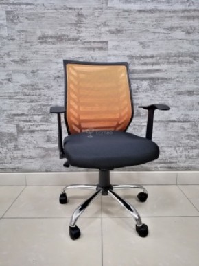 Кресло Barneo K-138 для персонала (черная ткань оранжевая сетка) в Серове - serov.mebel-74.com | фото